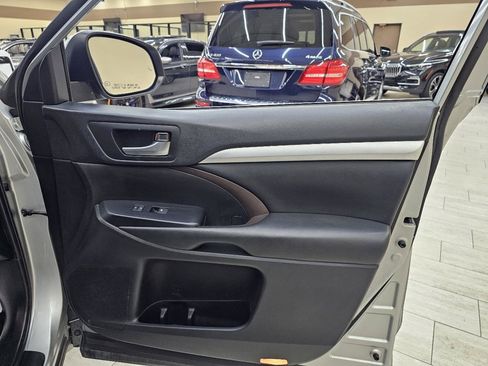 Used 2019 Toyota Highlander XLE FWD image 42