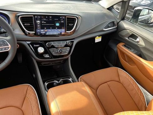 New 2026 Chrysler Pacifica Pinnacle image 15