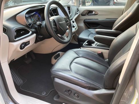 Used 2023 Chrysler Pacifica Touring-L FWD image 6