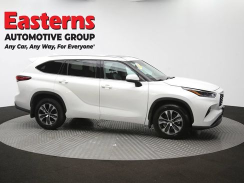 Used 2021 Toyota Highlander XLE AWD/4WD image 48