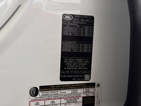 Used 2025 Land Rover Discovery Dynamic SE AWD/4WD image 30