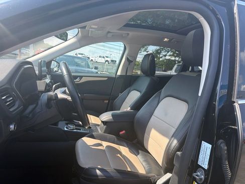 Used 2022 Ford Escape Titanium w/ Titanium Elite Package AWD/4WD image 9