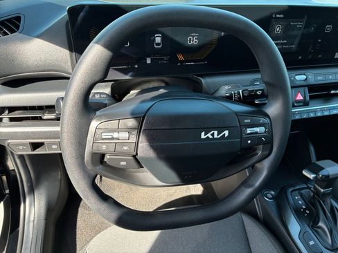Used 2025 Kia K4 LXS image 27