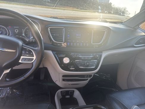 Used 2017 Chrysler Pacifica Touring-L Plus w/ Tire & Wheel Group image 21