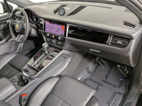 Certified 2025 Porsche Macan AWD/4WD image 24
