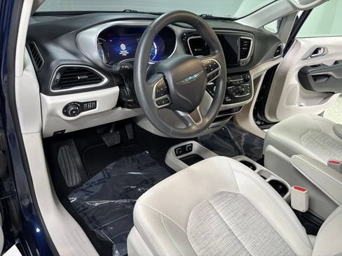 Used 2018 Chrysler Pacifica Touring Plus FWD image 12