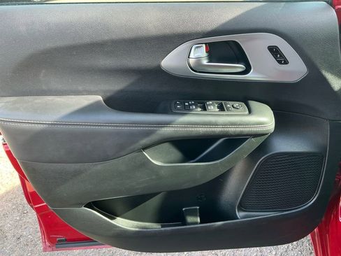 Used 2025 Chrysler Pacifica Limited image 25