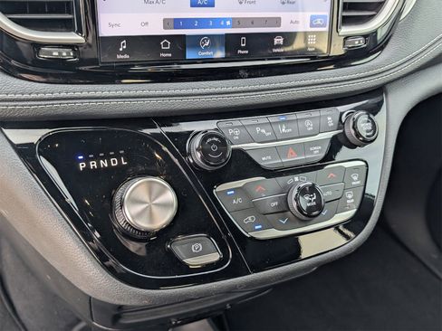 Used 2024 Chrysler Pacifica Touring-L w/ S Appearance Package image 18