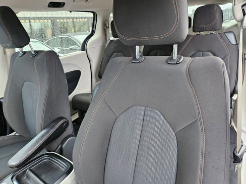 Used 2020 Chrysler Pacifica Touring image 21