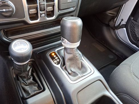 Used 2023 Jeep Gladiator Sport AWD/4WD image 17
