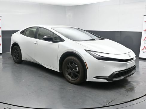 Used 2024 Toyota Prius LE image 2