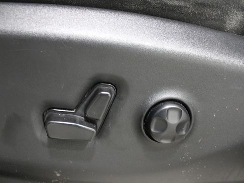 Used 2023 Chrysler Pacifica Limited image 4