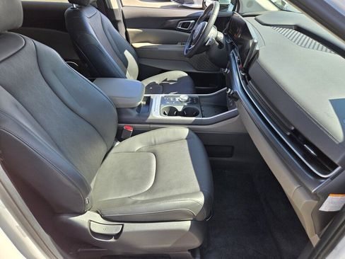 Certified 2025 Kia Carnival LXS FWD image 17