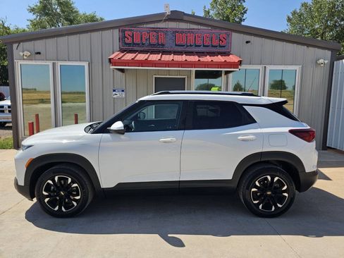 Used 2022 Chevrolet TrailBlazer LT w/ Convenience Package FWD image 3