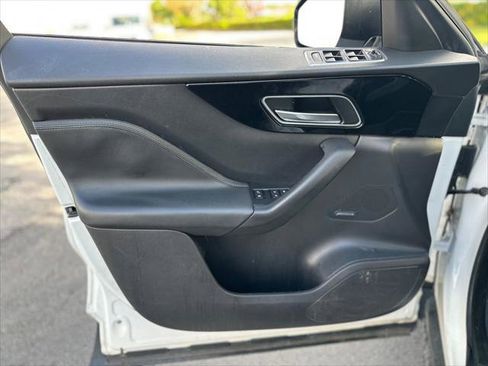 Used 2017 Jaguar F-PACE Premium image 17