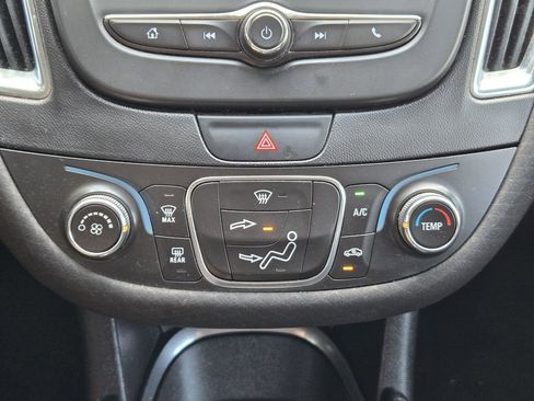 Used 2017 Chevrolet Malibu LT FWD image 13