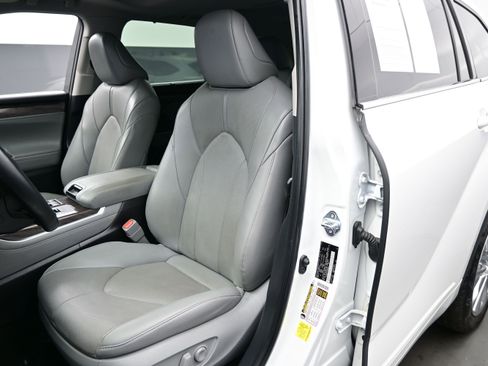 Used 2025 Toyota Highlander Limited AWD/4WD image 12