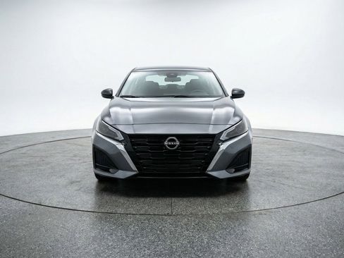 Used 2025 Nissan Altima 2.5 SV FWD image 2