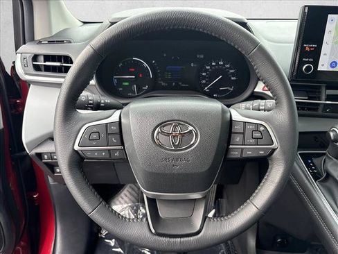 Certified 2025 Toyota Sienna XLE FWD image 17