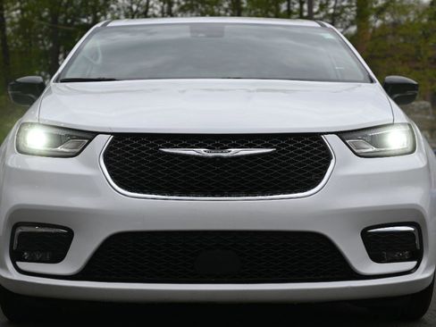 Used 2024 Chrysler Pacifica Touring-L FWD image 8