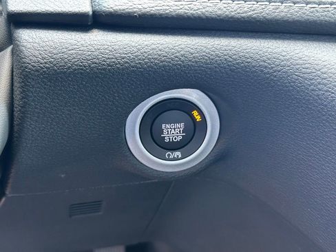 New 2025 Chrysler Pacifica Select w/ Uconnect Theater Family Group image 36