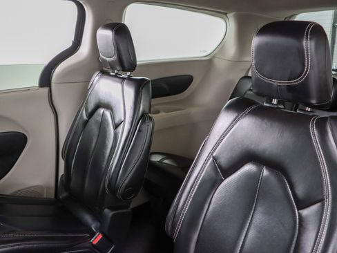 Used 2023 Chrysler Pacifica Touring-L FWD image 24