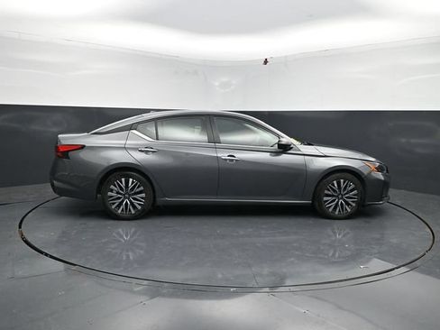 Used 2025 Nissan Altima 2.5 SV FWD image 10