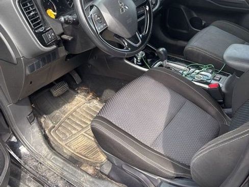 Used 2017 Mitsubishi Outlander AWD image 5