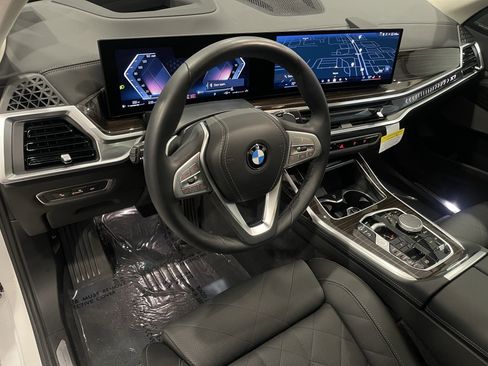 Used 2025 BMW X7 xDrive40i w/ Premium Package image 13