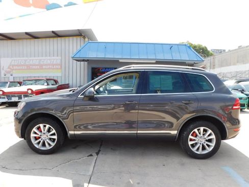 Used 2013 Volkswagen Touareg Sport image 4