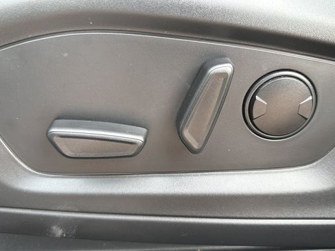 Used 2025 Ford Explorer Active AWD/4WD image 19