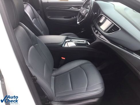 Used 2022 Buick Enclave Essence image 13