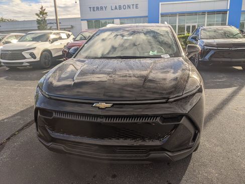 New 2026 Chevrolet Equinox EV LT image 2