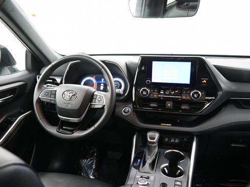 Used 2025 Toyota Highlander XSE AWD/4WD image 15
