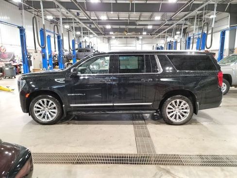 Used 2022 GMC Yukon XL Denali AWD/4WD image 4