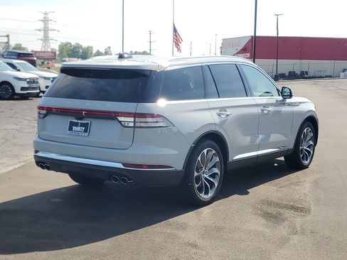 New 2027 Lincoln Aviator AWD image 4