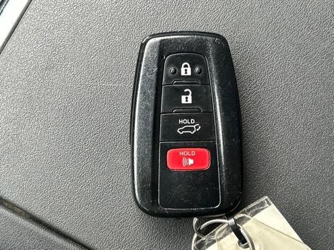 Used 2021 Toyota Highlander XLE AWD/4WD image 82