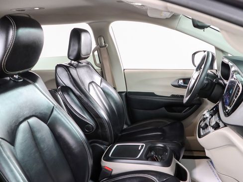 Used 2023 Chrysler Pacifica Touring-L FWD image 27