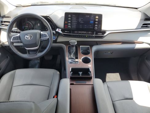 Used 2024 Toyota Sienna XLE FWD image 14