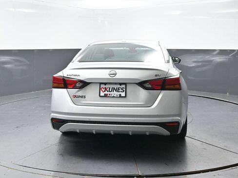 Used 2024 Nissan Altima 2.5 SV FWD image 12