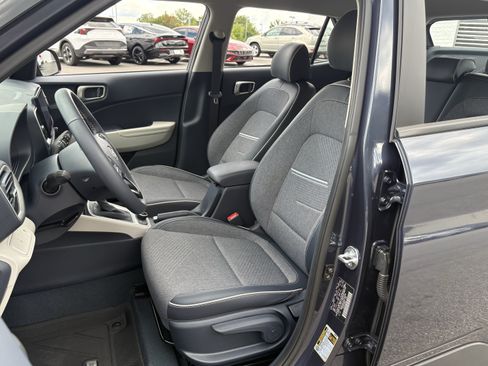 Used 2025 Hyundai Venue Limited FWD image 16
