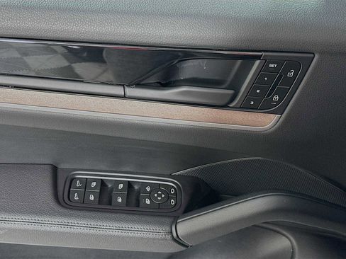 Certified 2025 Porsche Cayenne image 11