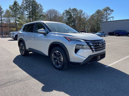 Used 2024 Nissan Rogue SV image 4