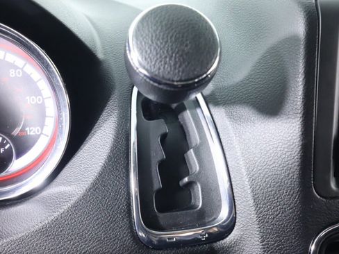 Used 2019 Dodge Grand Caravan SE w/ UConnect Hands-Free Group image 22