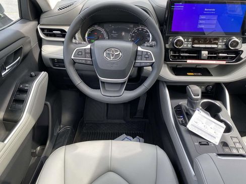 Used 2026 Toyota Highlander XLE AWD/4WD image 4