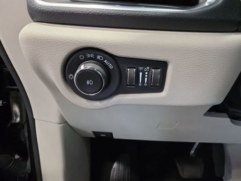 Used 2023 Chrysler Pacifica Limited FWD image 23