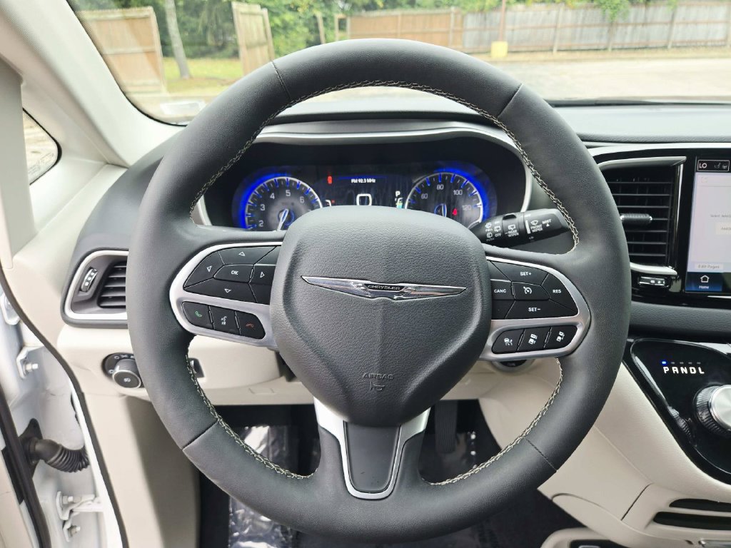 Certified 2024 Chrysler Pacifica Touring-L FWD image 20