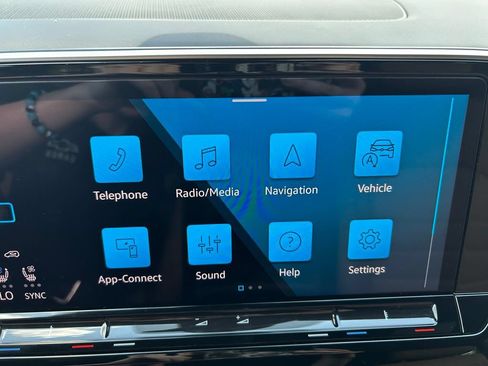 Used 2024 Volkswagen Atlas Cross Sport SEL R-Line AWD/4WD image 33
