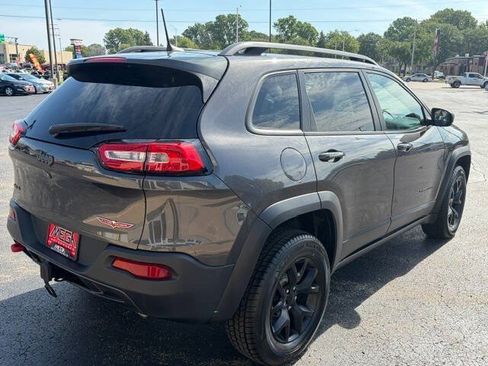 Used 2018 Jeep Cherokee Trailhawk AWD/4WD image 7