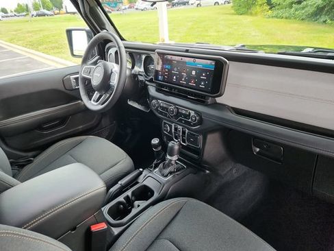 Used 2025 Jeep Wrangler Unlimited Sahara AWD/4WD image 33